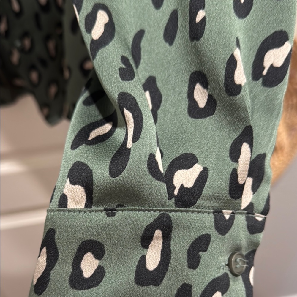 ! EUC Pleione Satin Green Leopard Print Button Front Blouse w Front Flap Pocket! - Picture 6 of 7